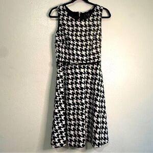 New Directions Black & White Houndstooth Sleeveless Dress, belted waist. Sz M.